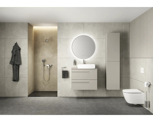 Modernes Badezimmer mit Dusche, Waschtisch, Spiegel, Hochschrank und Toilette