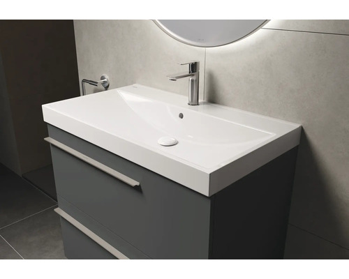 Waschtischunterschrank mit Waschbecken und Armatur im Badezimmer