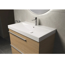 Waschtisch mit Holzunterschrank und Aufsatzwaschbecken im Badezimmer