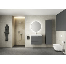 Modernes Badezimmer mit Dusche, Waschtisch, Spiegelschrank und Toilette