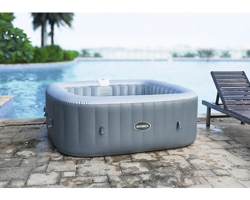 Aufblasbarer grauer Whirlpool von Marimex im Außenbereich