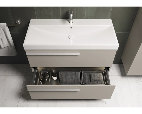 Waschtischunterschrank mit offenem Schubfach, Waschtisch, Armatur und Accessoires im Badezimmer