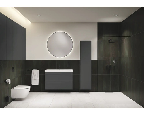 Modernes Badezimmer mit Waschtisch, Spiegel, Toilette und Dusche