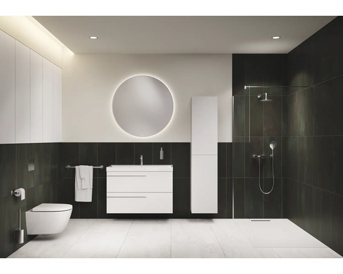 Modernes Badezimmer mit Toilette, Waschtisch, Spiegelschrank und Dusche