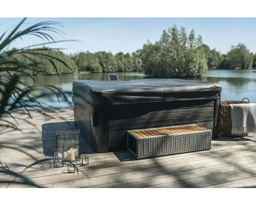 Abgedeckter Whirlpool aus Holz mit Sitzbank und Dekoration im Außenbereich