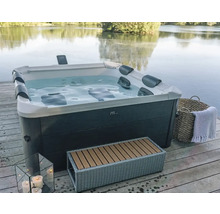 Außenwhirlpool auf einer Holzterrasse mit Blick auf einen See