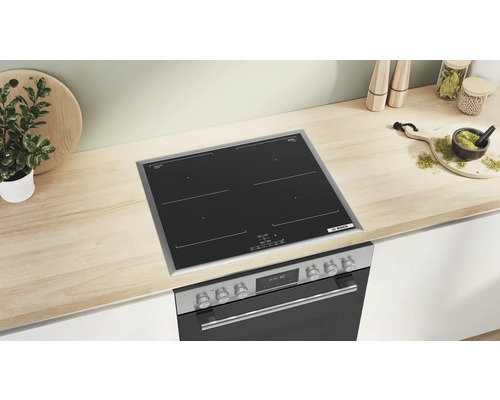 Schwarzes Kochfeld mit vier Kochzonen auf einer Küchentheke über einem Backofen