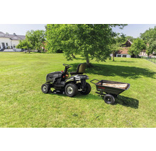 Aufsitzrasenmäher mit Anhänger auf einer Rasenfläche