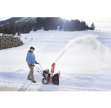 Eine Person benutzt eine Schneefräse von AL-KO, um Schnee zu räumen.