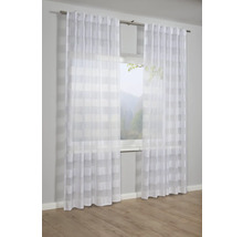 Fenster mit transparenten, weißen Gardinen mit Streifenmuster