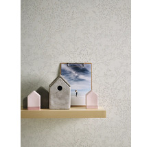 Tapete mit Pflanzenmuster, Holzregal mit Dekoration