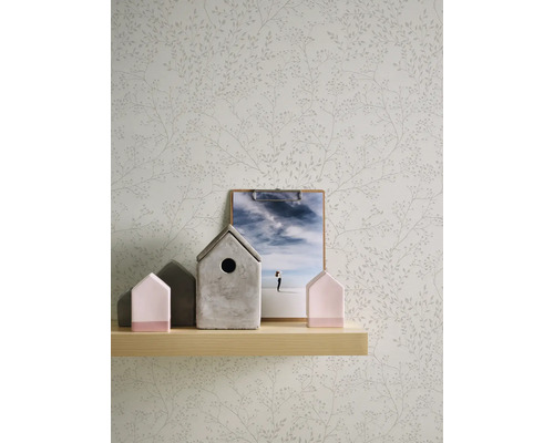 Tapete mit Pflanzenmuster, Holzregal mit Dekoration