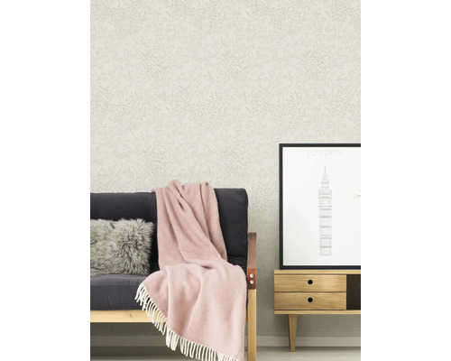 Dekoratives Wohnzimmer mit gemusterter Tapete, Sofa und Beistelltisch.