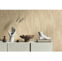 Dekorative Szene mit Vase in Handform, Schale mit Kugeln und Fußskulptur auf einem Schrank