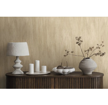 Dekoratives Stillleben mit Lampe, Kerzen, Schale mit Früchten und Vase auf einer Kommode.