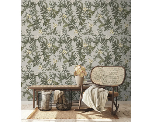 Dekoratives Zimmer mit botanischer Tapete, Bank und Korbschaukelstuhl.