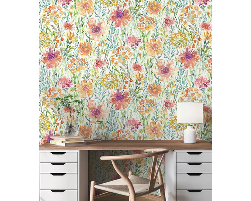 Szene mit floraler Tapete, Schreibtisch und Stuhl