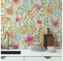 Küchenszene mit floraler Tapete, Spüle, Geschirr und Schneidebrettern.