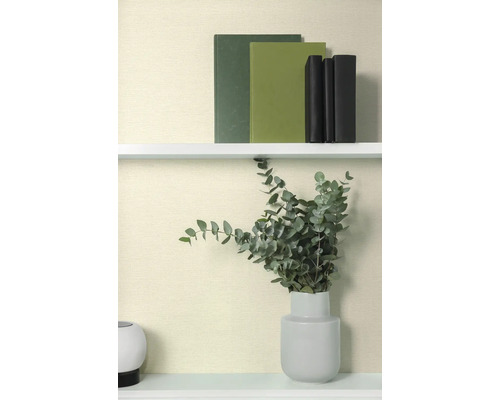 Dekorative Szene mit Büchern und Eukalyptus in einer Vase auf einem Regal