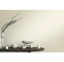 Dekorative Szene mit Vase, Ästen, Schale und Keramikfiguren auf einem Tisch