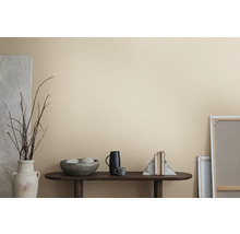 Wandgestaltung mit Tisch, Dekoration und Leinwand