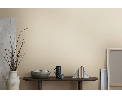 Wandgestaltung mit Tisch, Dekoration und Leinwand