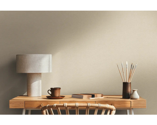 Szene mit Schreibtisch, Lampe und Malutensilien vor einer Wand