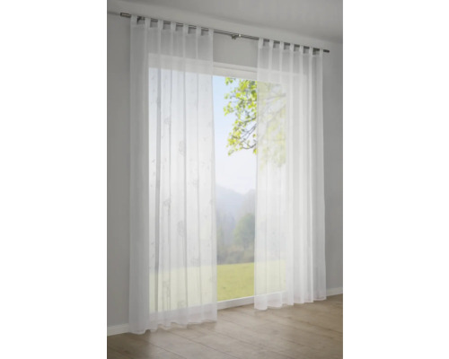 Gardine aus Voile mit Schlaufenaufhängung vor Fenster