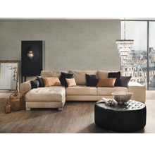 Wohnzimmer mit Ecksofa, Hocker, Stehschrank und Kronleuchter