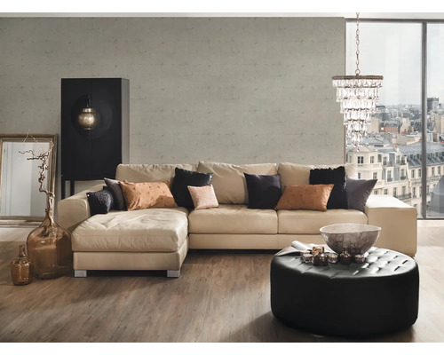 Wohnzimmer mit Ecksofa, Hocker, Stehschrank und Kronleuchter