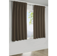 Zwei braune Gardinen am Fenster