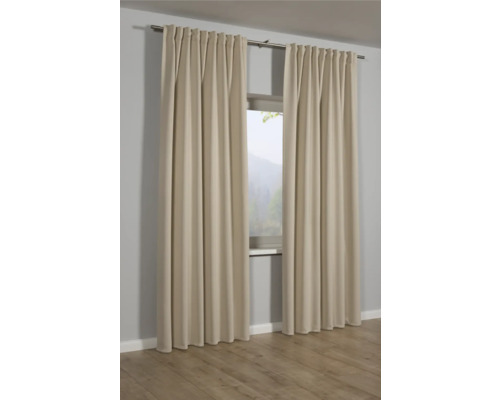 Zwei Vorhänge an einer Gardinenstange vor einem Fenster