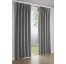 Graue Vorhänge vor einem Fenster mit Ausblick auf die Natur