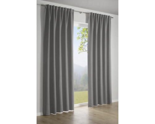 Graue Vorhänge vor einem Fenster mit Ausblick auf die Natur