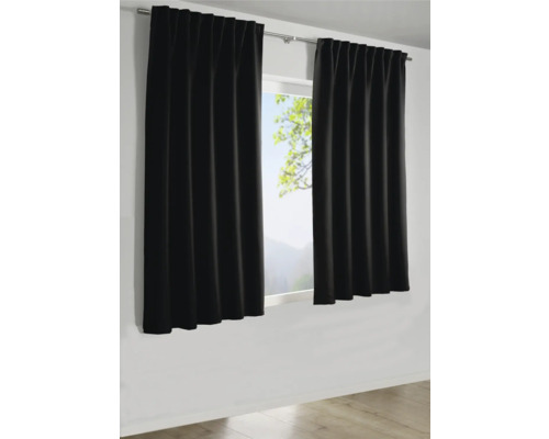 Zwei schwarze Gardinen vor einem Fenster