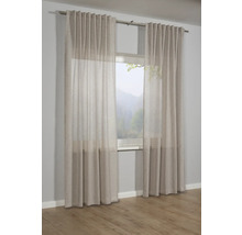 Fenster mit transparenten Vorhängen und Gardinenstange