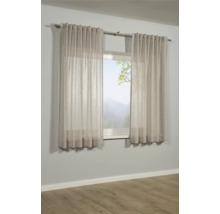 Zwei transparente Gardinen vor einem Fenster