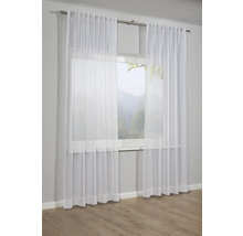 Gardine aus leichtem Stoff vor einem Fenster