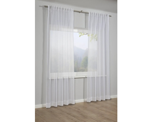 Gardine aus leichtem Stoff vor einem Fenster