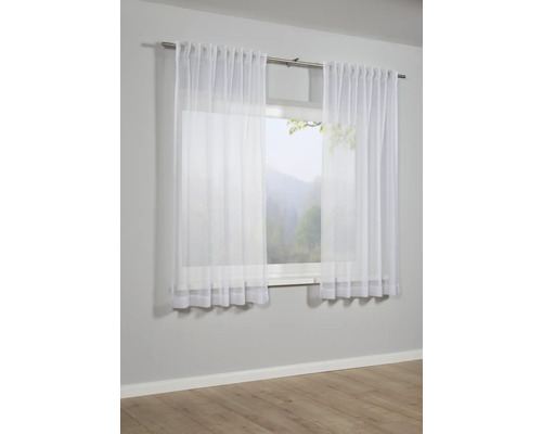 Fenster mit Gardinen aus transparentem Stoff.