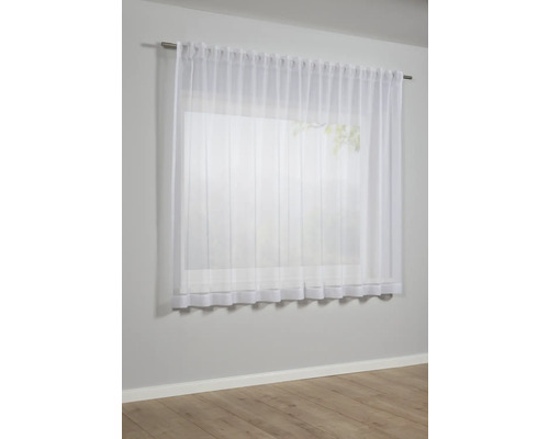 Fenster mit weißem, transparentem Flächenvorhang