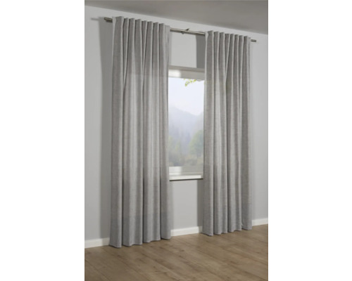 Gardinen vor einem Fenster mit Ausblick in die Natur