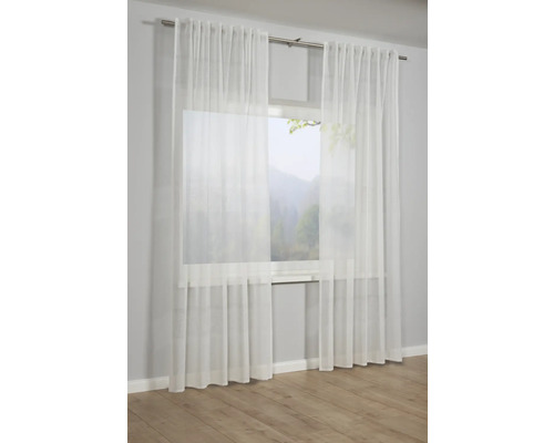 Fenster mit transparenten weißen Gardinen