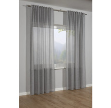 Fenster mit grauen Vorhängen an einer Gardinenstange