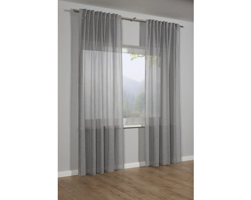 Fenster mit grauen Vorhängen an einer Gardinenstange