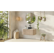 Helles Badezimmer mit Waschtisch, Spiegel, Wandleuchte und Dekoration