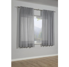 Zwei graue Vorhänge am Fenster