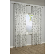 Zwei transparente Gardinen mit Blätterdessin vor einem Fenster