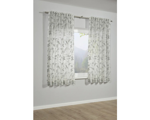 Fenster mit transparenten Gardinen mit Blattmuster