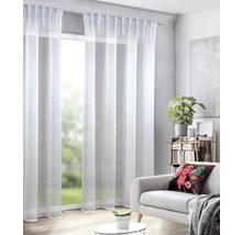 Wohnzimmer mit weißen, transparenten Gardinen vor einem Fenster